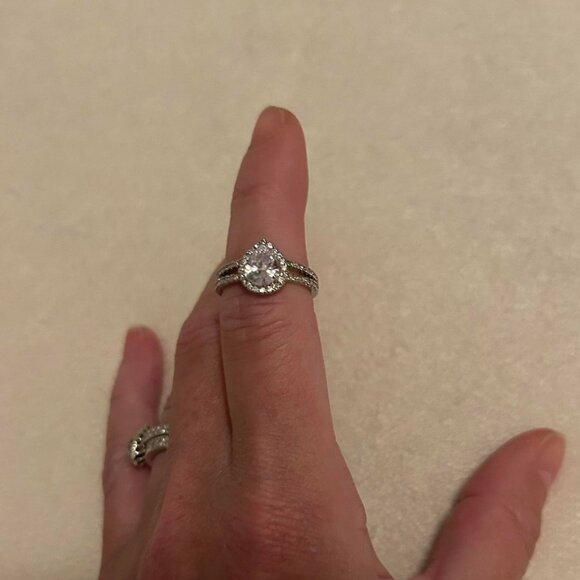 Women's White Zirconia Teardrop/Pear Shaped Cut Ring on a Split Silver Band - Picture 8 of 9